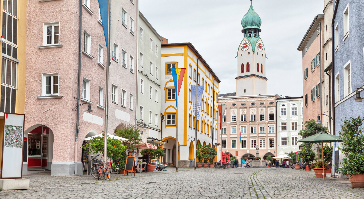 Dentalgeräte kaufen Rosenheim – moderne Zahnarztstühle in Praxisumgebung